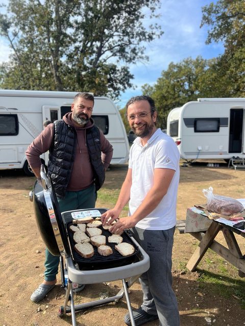 Mangal başında ekmek kızartma keyfi
